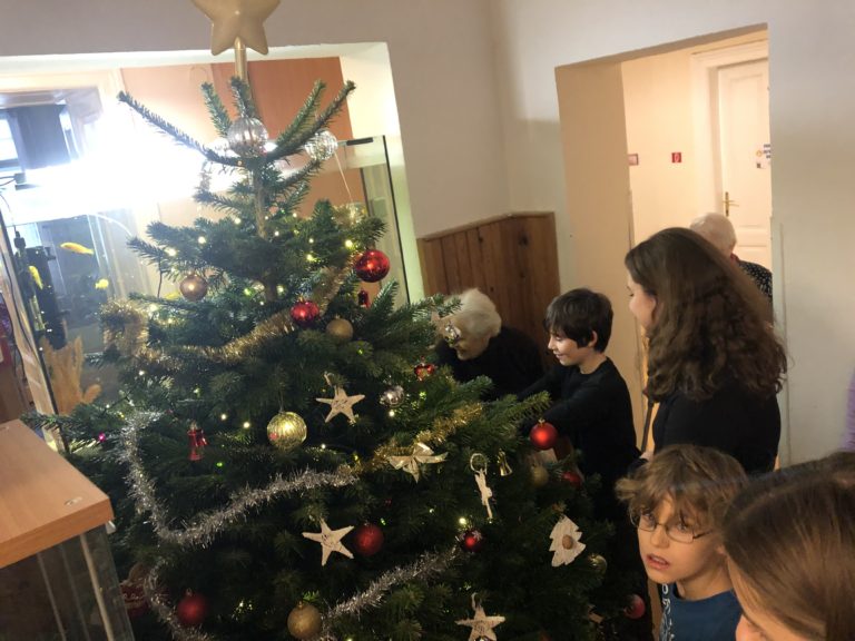 Školský parlament ozdobil stromčeky v Seniorcentre