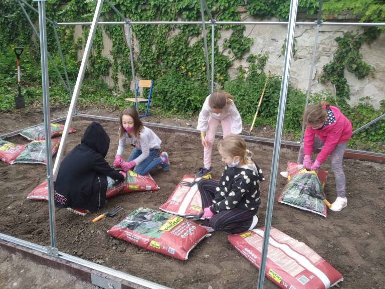 Školský fóliovník – projekt Deti pre Bratislavu