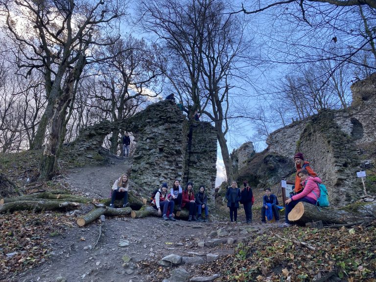 S turistickým krúžkom zo Svätého Jura na hrad Biely Kameň a Sakrakopec