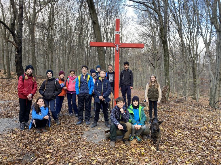 S turistickým krúžkom zo Svätého Jura na hrad Biely Kameň a Sakrakopec