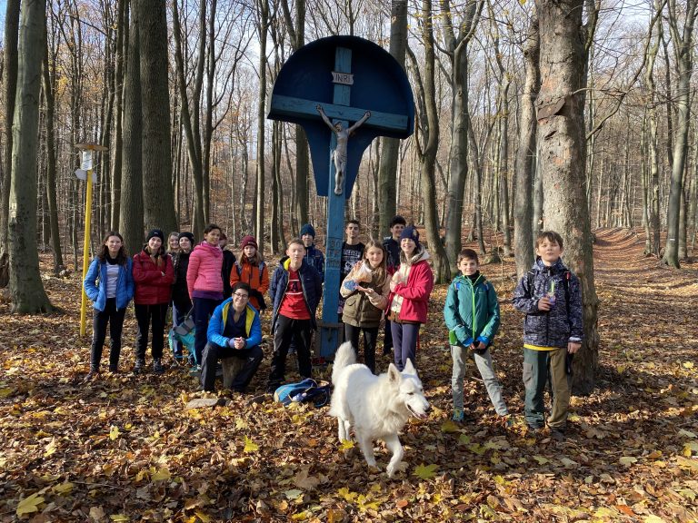 S turistickým krúžkom zo Svätého Jura na hrad Biely Kameň a Sakrakopec