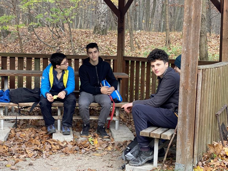 S turistickým krúžkom zo Svätého Jura na hrad Biely Kameň a Sakrakopec