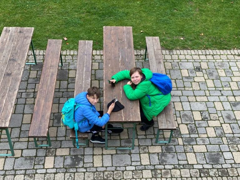 S turistickým krúžkom Smolenickým krasom do jaskyne Driny a na Smolenický zámok