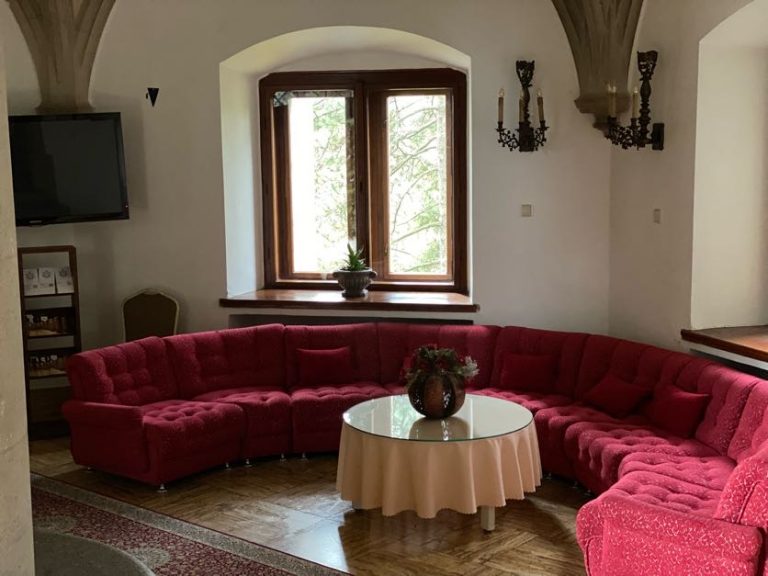 S turistickým krúžkom Smolenickým krasom do jaskyne Driny a na Smolenický zámok