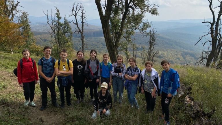 S turistickým krúžkom za najkrajším výhľadom v Malých Karpatoch. Malokarpatská sedemstovka Vysoká