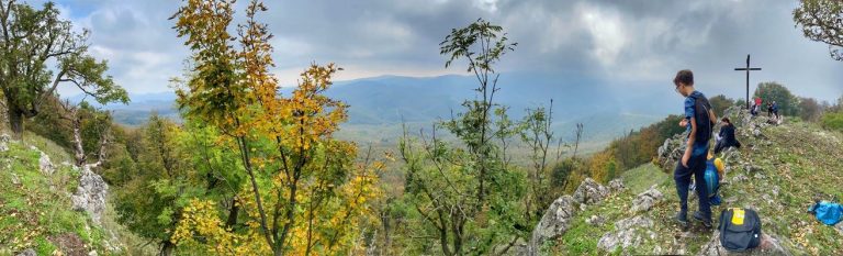 S turistickým krúžkom za najkrajším výhľadom v Malých Karpatoch. Malokarpatská sedemstovka Vysoká