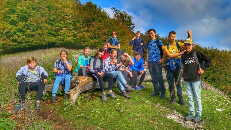 S turistickým krúžkom za najkrajším výhľadom v Malých Karpatoch. Malokarpatská sedemstovka Vysoká