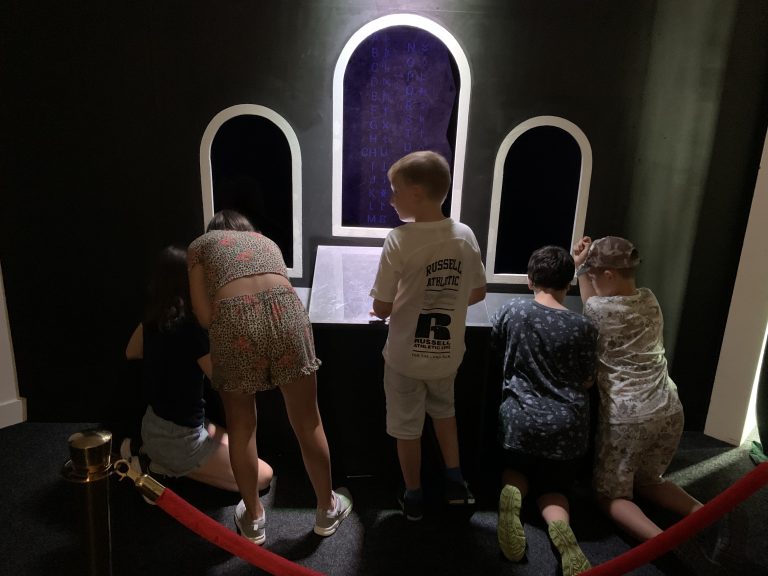 Lovci znakov v Bibiane