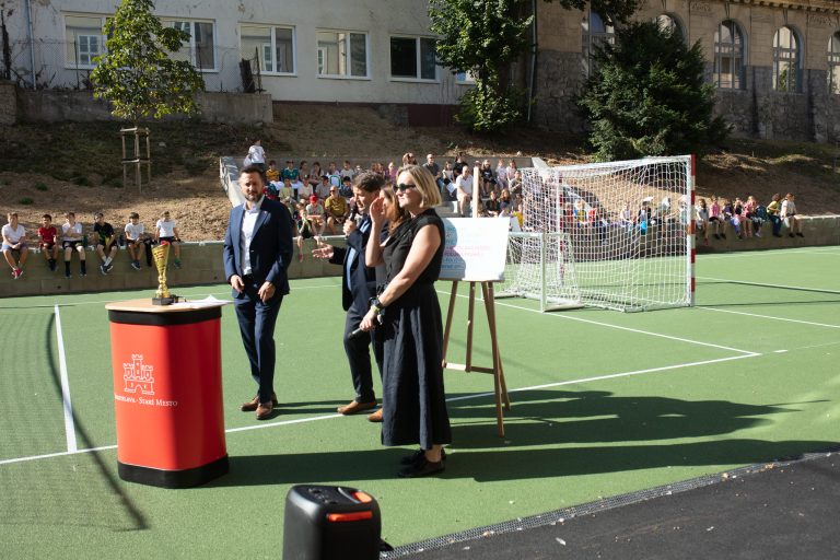 Slávnostné otvorenie zrenovovaného školského dvora