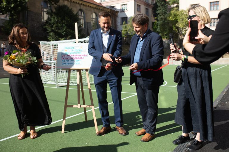Slávnostné otvorenie zrenovovaného školského dvora
