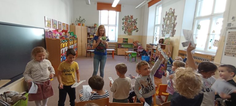 Umelci čítajú deťom našej materskej školy