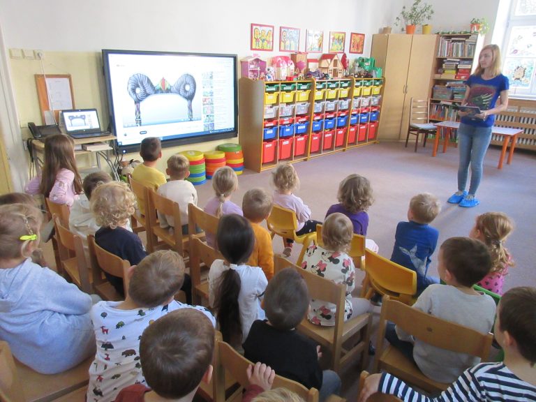 Umelci čítajú deťom našej materskej školy