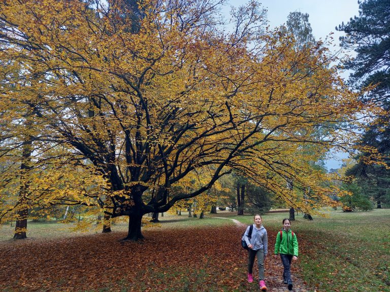 S turistickým krúžkom z Budmeríc do Dubovej, kaštieľ Budmerice