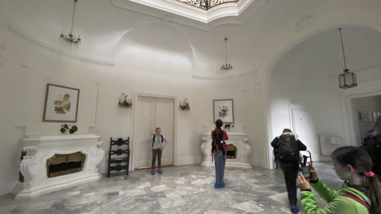 S turistickým krúžkom z Budmeríc do Dubovej, kaštieľ Budmerice