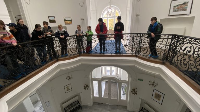 S turistickým krúžkom z Budmeríc do Dubovej, kaštieľ Budmerice