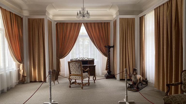 S turistickým krúžkom z Budmeríc do Dubovej, kaštieľ Budmerice