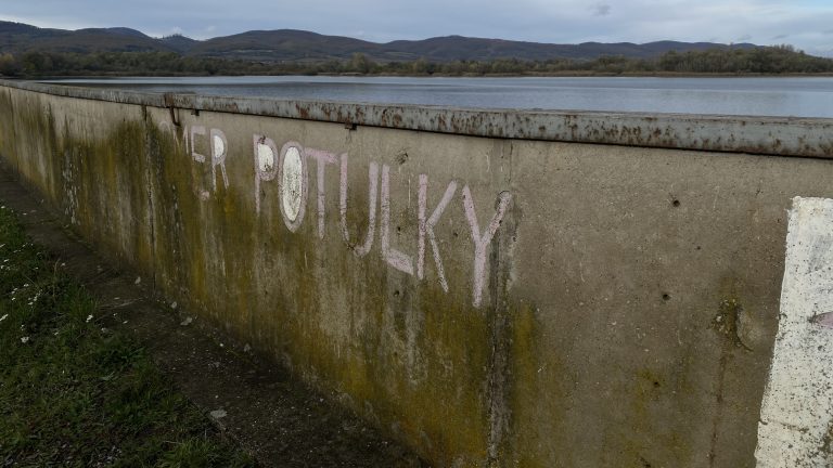 S turistickým krúžkom z Budmeríc do Dubovej, kaštieľ Budmerice