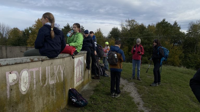 S turistickým krúžkom z Budmeríc do Dubovej, kaštieľ Budmerice