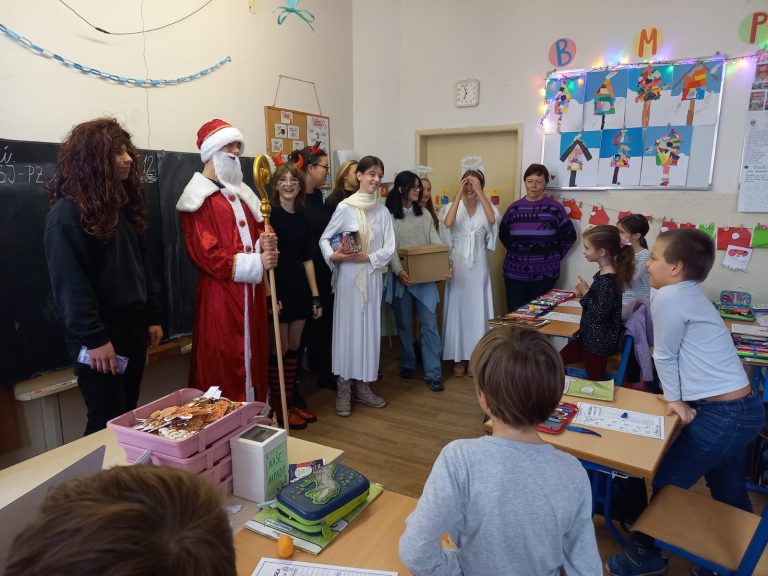 Mikuláš, Mikuláš, čo nám dáš?