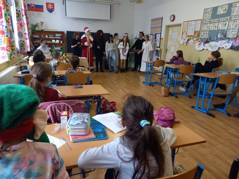 Mikuláš, Mikuláš, čo nám dáš?