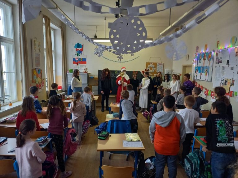 Mikuláš, Mikuláš, čo nám dáš?