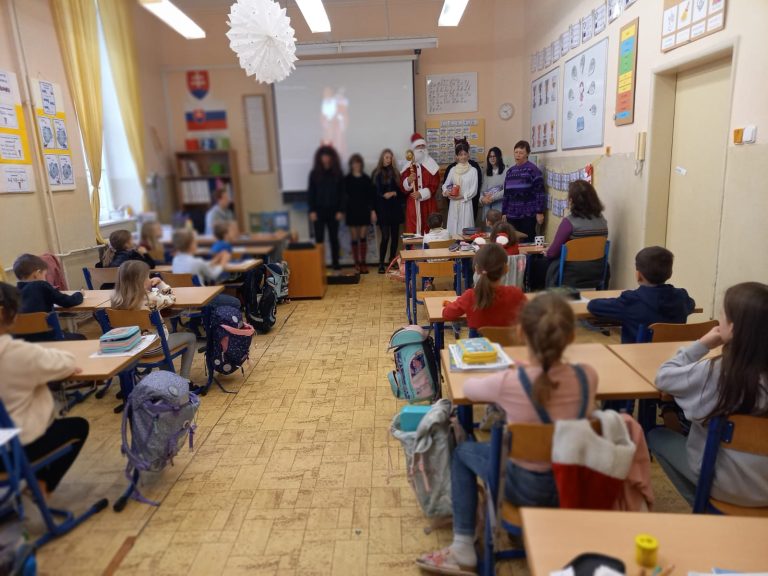 Mikuláš, Mikuláš, čo nám dáš?