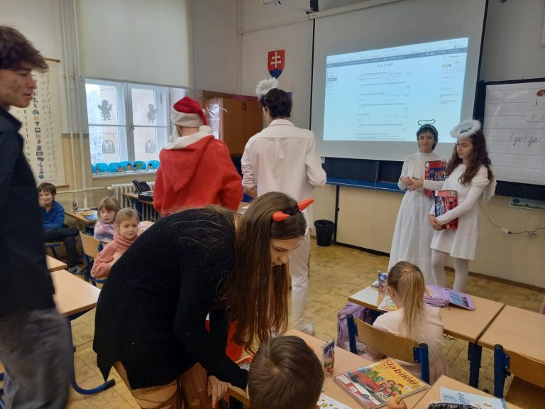 Mikuláš, Mikuláš, čo nám dáš?