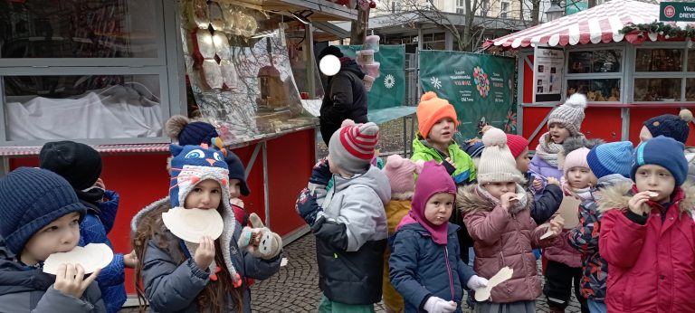 Škôlkari na vianočných trhoch
