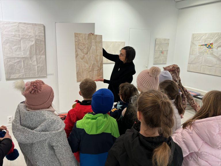 Medzi kameňom a sochou