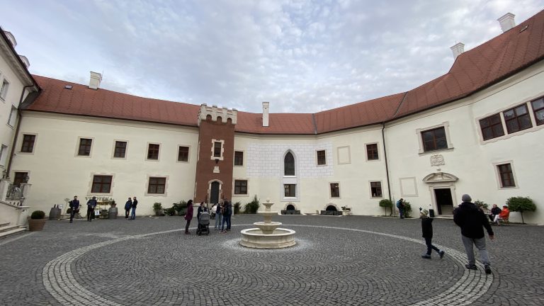 S turistickým krúžkom z Modry do Pezinka.  Po stopách Štúra modranským regiónom