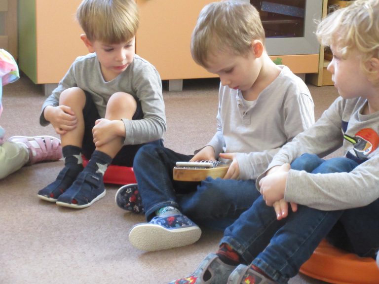 Žabky a Sovičky spoznávali netradičné hudobné nástroje