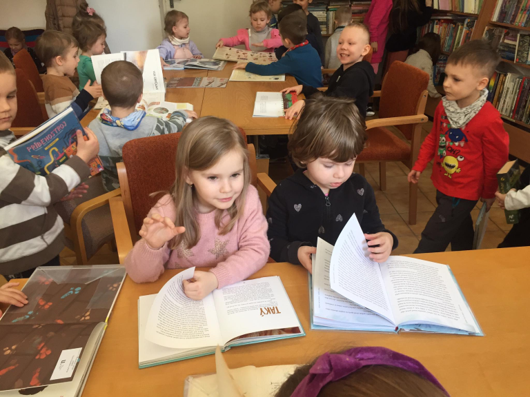 Čítanie nás baví – škôlkari na exkurzii v knižnici