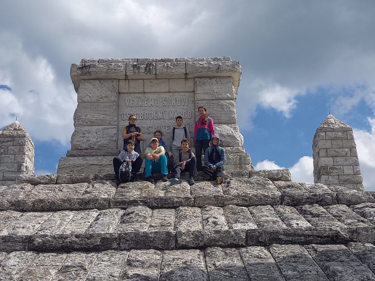 S turistickým krúžkom Myjavskými kopanicami – Mohyla M. R. Štefánika