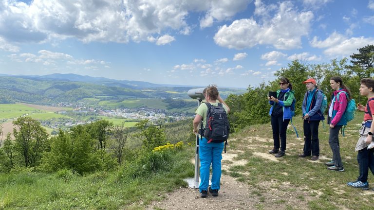 S turistickým krúžkom Myjavskými kopanicami – Mohyla M. R. Štefánika