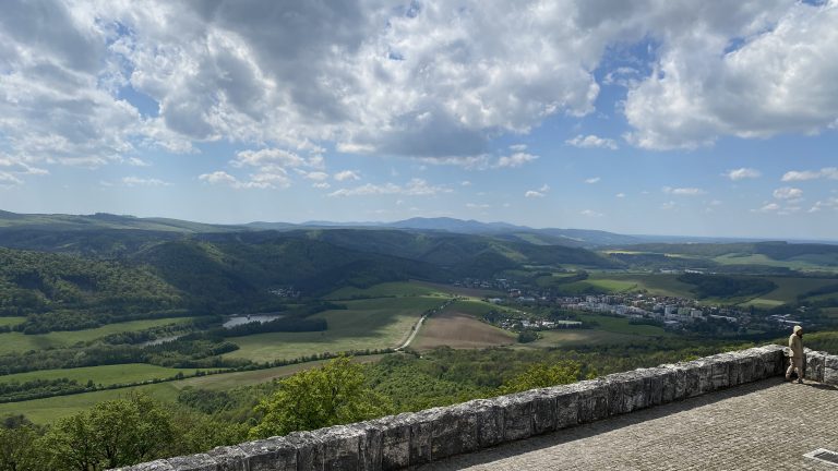 S turistickým krúžkom Myjavskými kopanicami – Mohyla M. R. Štefánika
