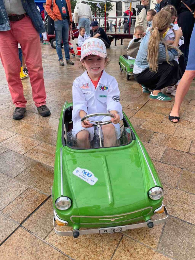 Preteky v jazde detským šliapacím autíčkom