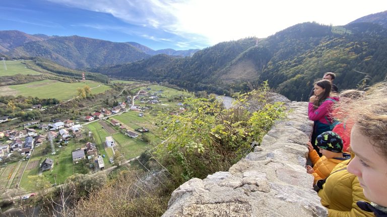 S turistickým krúžkom na hrad Strečno