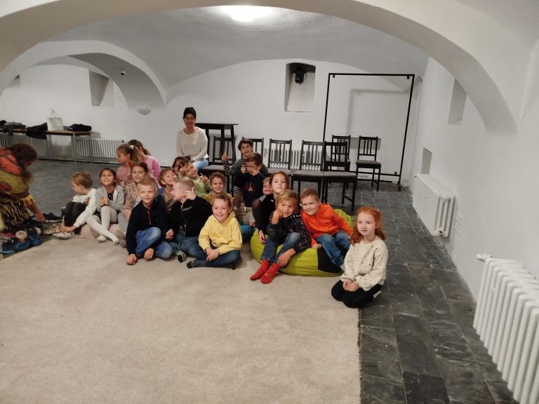 Divadelné predstavenie v mestskej knižnici