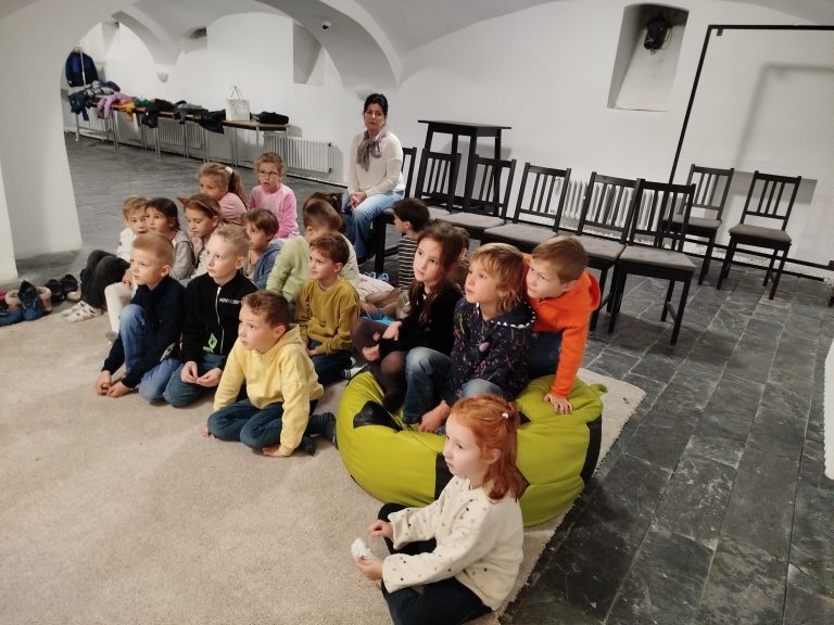 Divadelné predstavenie v mestskej knižnici