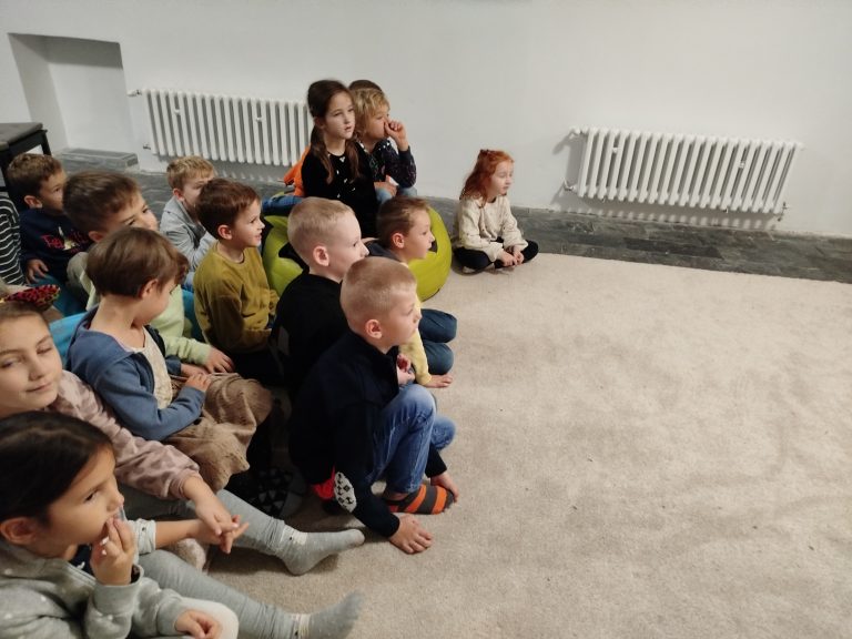 Divadelné predstavenie v mestskej knižnici