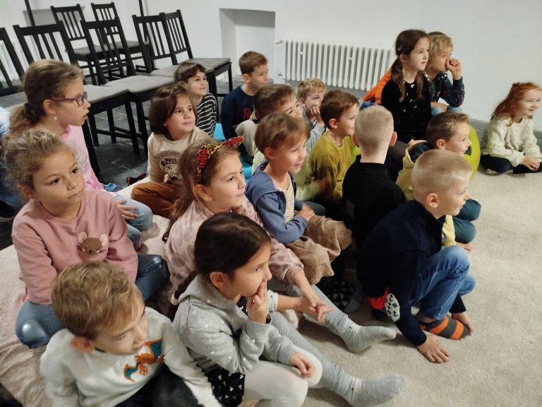 Divadelné predstavenie v mestskej knižnici