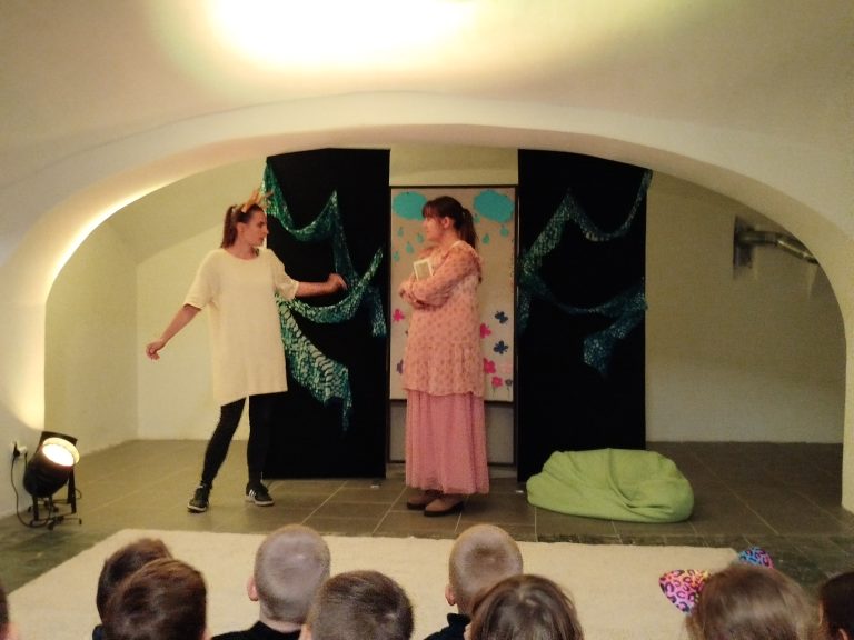 Divadelné predstavenie v mestskej knižnici