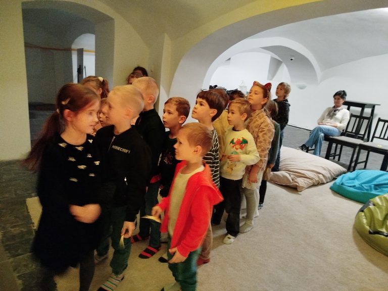 Divadelné predstavenie v mestskej knižnici