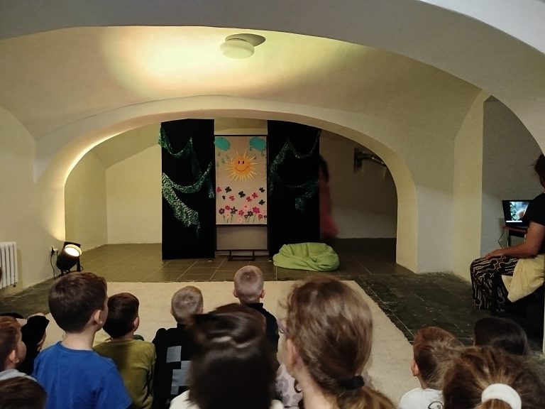 Divadelné predstavenie v mestskej knižnici