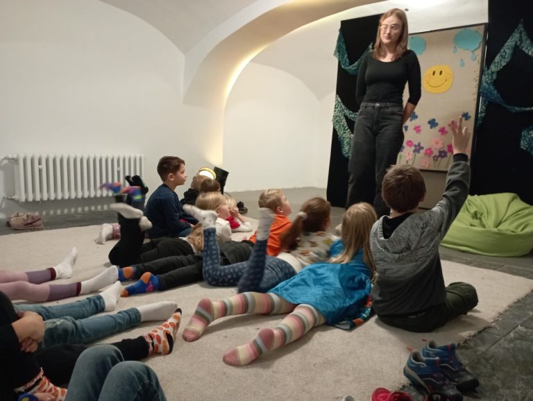 Divadelné predstavenie v mestskej knižnici