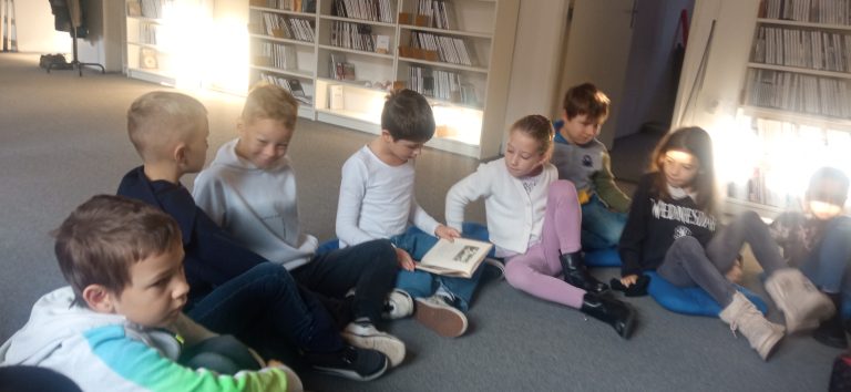 Čítanie psíkom v mestskej knižnici