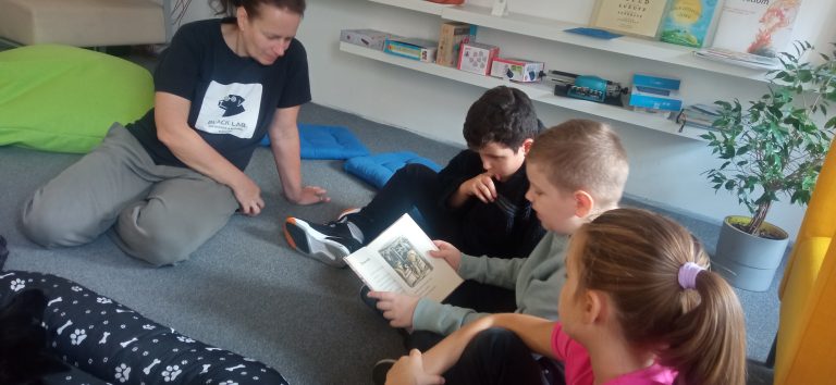 Čítanie psíkom v mestskej knižnici