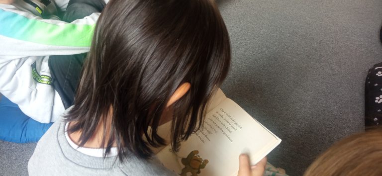 Čítanie psíkom v mestskej knižnici