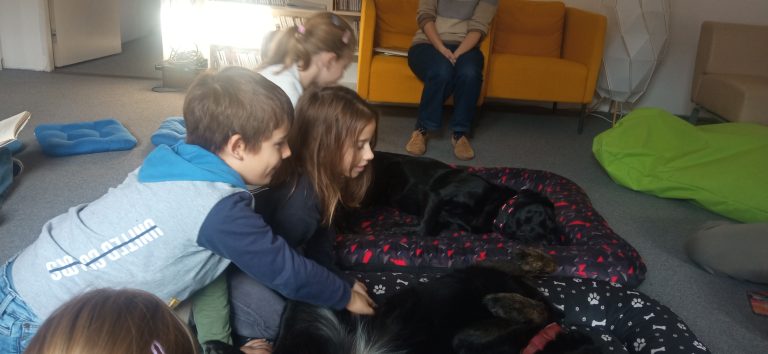 Čítanie psíkom v mestskej knižnici