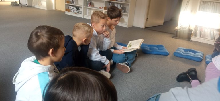 Čítanie psíkom v mestskej knižnici